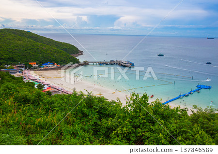 Hat Ta Waen is a popular beach on Koh Larn, Pattaya, Chonburi, Thailand, with a pier that directly reaches the beach and attracts a large number of tourists. 137846589