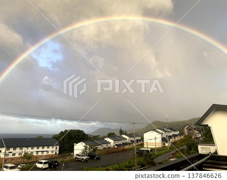小鎮上空出現一道彩虹 137846626