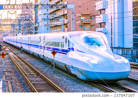 入境旅遊在橫濱的城市景觀中持續蓬勃發展…新幹線（上行，N700S 型車頭）駛近新橫濱站的景象。 137847107