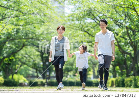 家人在公園散步 137847318