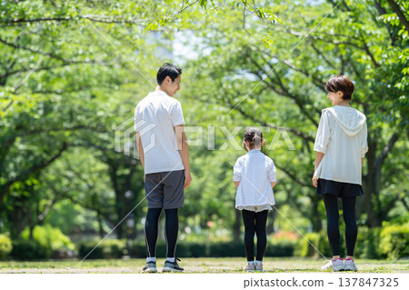 父母在公園散步 137847325
