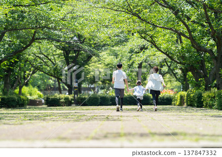 父母和孩子手牽著手走 137847332