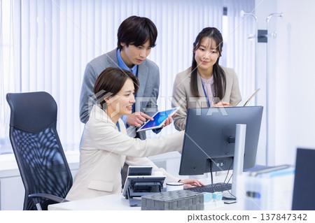 Business portrait of boss and subordinate Business portrait of boss and subordinate 137847342