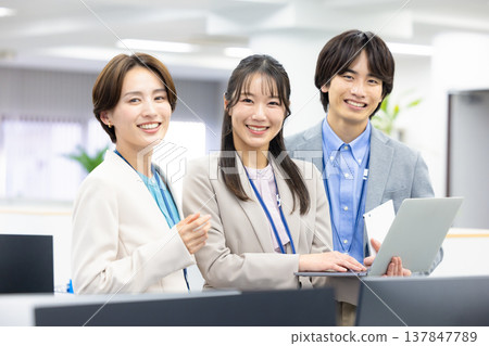 老闆和下屬的商業合影 137847789