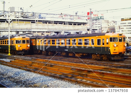 JNR 系列 153,左:低駕駛室 Kuha 153-68,右:高駕駛室 Kuha 153-518,川崎,1982 年 8 月 6 日。 JNR 系列 153,左:低駕駛室 Kuha 153-68,右:高駕駛室 Kuha 153-518,川崎,1982 年 8 月 6 日。 137847938