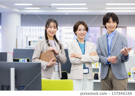 老闆和下屬的商業合影 老闆和下屬的商業合影 137848189