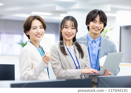 老闆和下屬的商業合影 老闆和下屬的商業合影 137848191