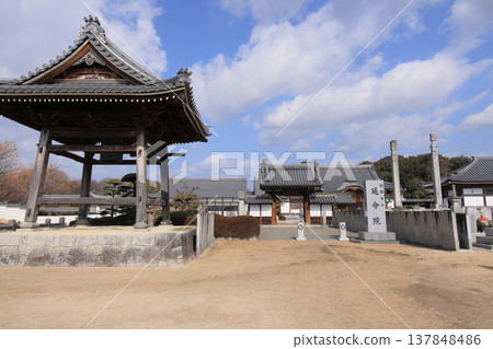 延明院的鐘樓、正門和寺廟標誌。 延明院的鐘樓、正門和寺廟標誌。 137848486