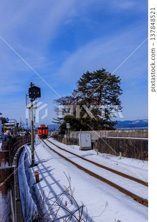 A popular train that passes along the Amaharashi Coast, which is especially beautiful in winter. A popular train that passes along the Amaharashi Coast, which is especially beautiful in winter. 137848521