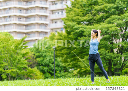 Middle women stretching 137848821