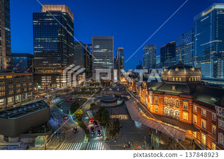 東京站丸之內大樓和丸之內車站廣場的夜景【東京都千代田區丸之內】 東京站丸之內大樓和丸之內車站廣場的夜景【東京都千代田區丸之內】 137848923
