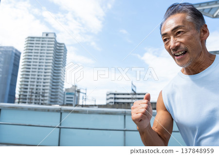 一位資深男子正在進行訓練 137848959