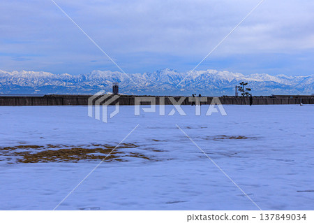 從冰見市冰見江公園可以欣賞到壯觀的雪景。 從冰見市冰見江公園可以欣賞到壯觀的雪景。 137849034