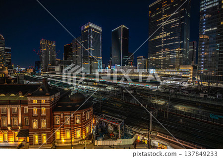 A night view of Tokyo Station's Marunouchi building and the terminal station where Shinkansen bullet trains come and go [Marunouchi, Chiyoda-ku, Tokyo] 137849233