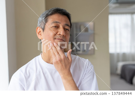 患有皮膚問題的老人 患有皮膚問題的老人 137849444