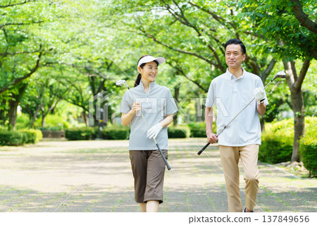 打高爾夫球的資深夫婦 137849656