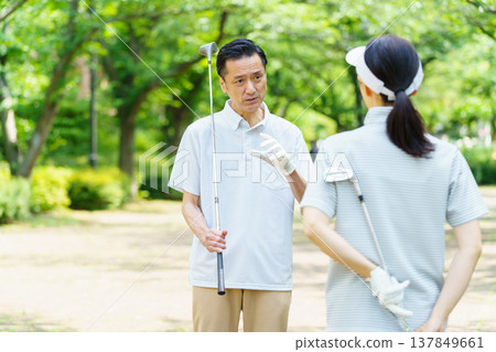 Golf middle-aged couple senior couple Golf middle-aged couple senior couple 137849661