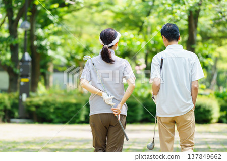 一對老年夫婦打高爾夫球的背影 一對老年夫婦打高爾夫球的背影 137849662