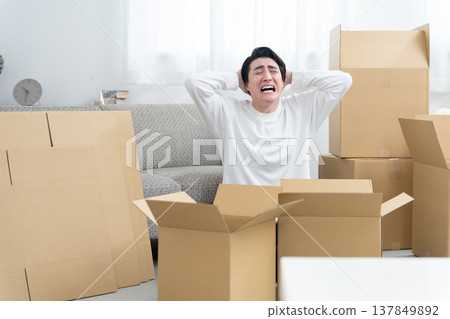 一個還沒收拾搬家物品的男人（紙箱、整理、歸檔） 137849892