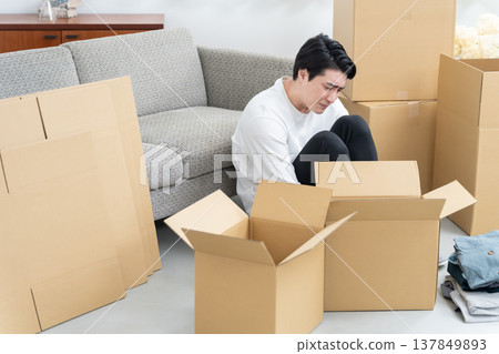 一個還沒收拾搬家物品的男人（紙箱、整理、歸檔） 137849893