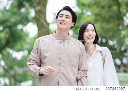 Couples in their 30s on a date outdoors Couples in their 30s on a date outdoors 137849907