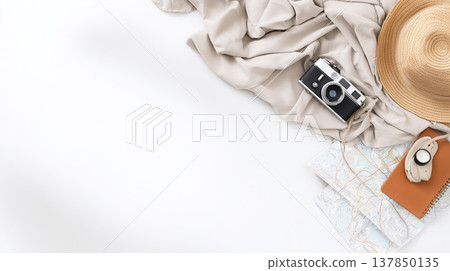 桌上放著手錶和咖啡，背景極簡，留白。 137850135