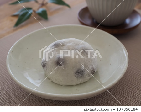 白色盤子上的豆大福 白色盤子上的豆大福 137850184