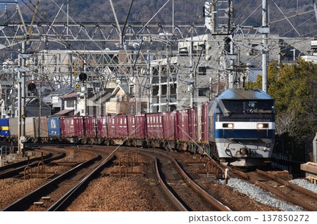 An upbound long freight train passing through Sakura Shukugawa Station 137850272