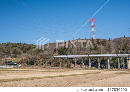奧琵琶湖西淺井町的鄉村景色;山頂上的輸電塔;JR厚生線;滋賀縣長濱市 奧琵琶湖西淺井町的鄉村景色;山頂上的輸電塔;JR厚生線;滋賀縣長濱市 137850290