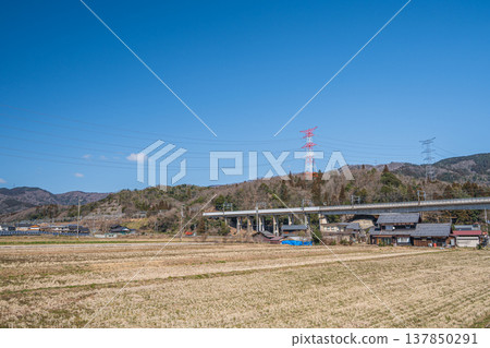 奧琵琶湖西淺井町的鄉村景色;山頂上的輸電塔;JR厚生線;滋賀縣長濱市 奧琵琶湖西淺井町的鄉村景色;山頂上的輸電塔;JR厚生線;滋賀縣長濱市 137850291