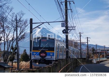 多列火車在富士吉田的月外寺附近運行 多列火車在富士吉田的月外寺附近運行 137850636