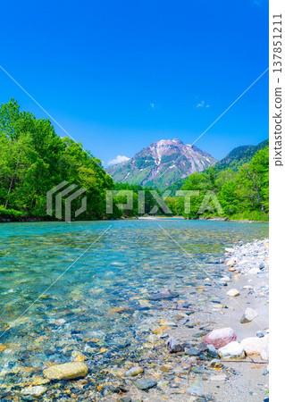 [Spectacular Scenery] Early Summer in Kamikochi: The lush greenery of the Azusa River and Mt. Yake [Nagano Prefecture] 137851211