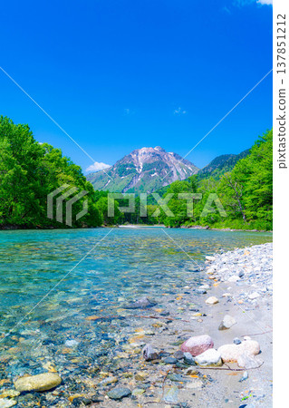 【壯麗景色】上高地初夏：梓川和燒山的蔥鬱綠意【長野縣】 137851212