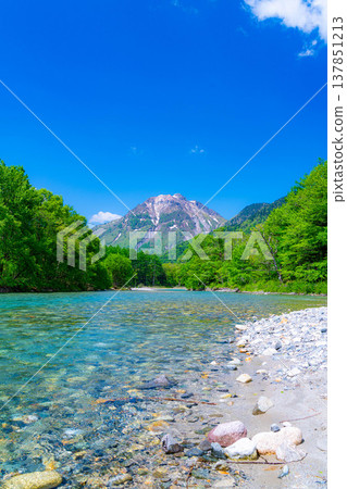 【壯麗景色】上高地初夏：梓川和燒山的蔥鬱綠意【長野縣】 137851213