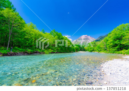 【壯麗景色】上高地初夏:梓川和燒山的蔥鬱綠意【長野縣】 【壯麗景色】上高地初夏:梓川和燒山的蔥鬱綠意【長野縣】 137851218