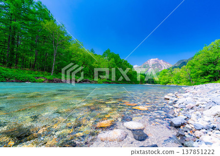 【壯麗景色】上高地初夏:梓川和燒山的蔥鬱綠意【長野縣】 【壯麗景色】上高地初夏:梓川和燒山的蔥鬱綠意【長野縣】 137851222