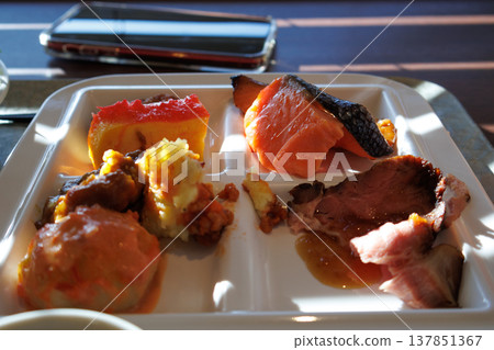 旅行途中在飯店餐廳享用美味的自助早餐。 137851367