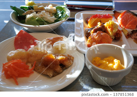 旅行途中在飯店餐廳享用美味的自助早餐。 137851368