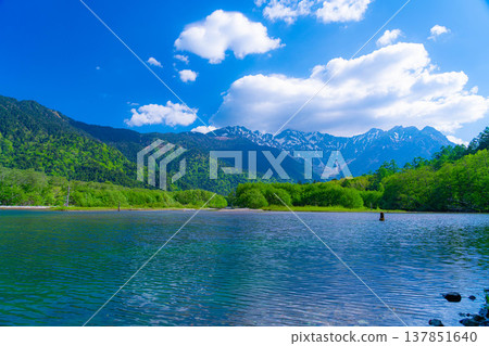 [Spectacular Scenery] Early Summer in Kamikochi: Taisho Pond and the Hotaka Mountain Range in Fresh Greenery [Nagano Prefecture] 137851640