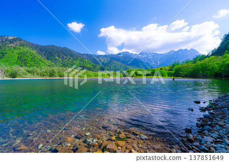 [Spectacular Scenery] Early Summer in Kamikochi: Taisho Pond and the Hotaka Mountain Range in Fresh Greenery [Nagano Prefecture] 137851649