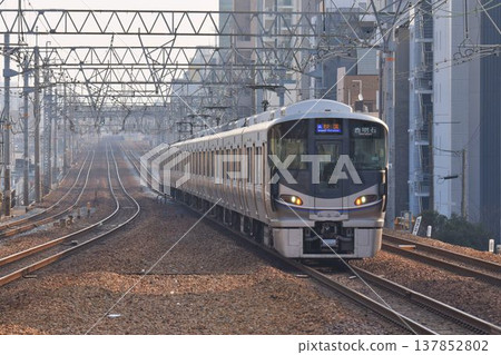 A southbound train passing through Sakura-Shukugawa Station on the quadruple-track Tokaido Main Line. 137852802