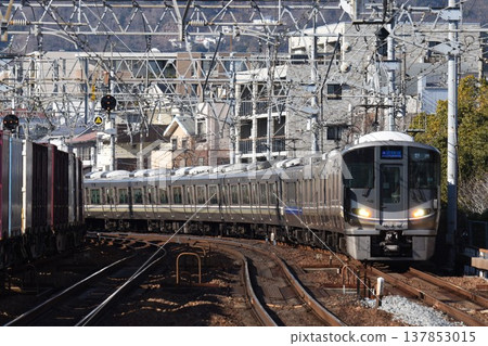 一列開往東海道本線的列車正駛過櫻宿川站。 137853015