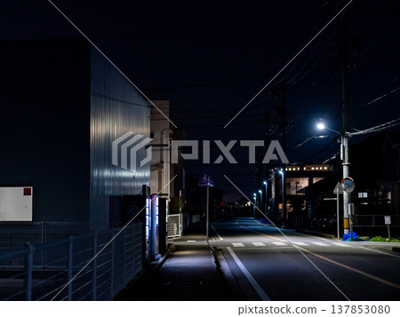 夜景，住宅區，日式道路，路燈，荒涼，夜間城市景觀，道路風光，靜謐的夜晚，郊區，背景素材 137853080