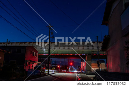 夜景、道路、日本街景、立體交叉、紅燈、住宅區、荒涼、夜景、城市景觀、交通 137853082