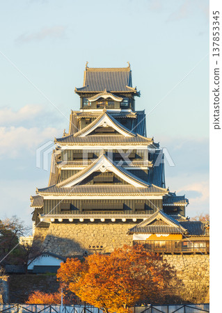熊本城,日本百大城堡之一,位於熊本縣熊本市,秋季景色。 熊本城,日本百大城堡之一,位於熊本縣熊本市,秋季景色。 137853345