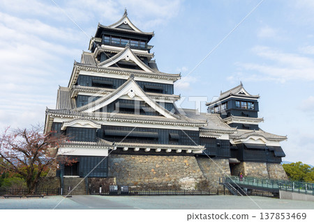 熊本縣熊本市的秋天：熊本城，日本百座名城之一，及其天守閣。 137853469