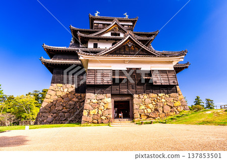 [Japan's Top 100 Castles] Autumn Scenery of Matsue Castle: National Treasure Keep Viewed from the Main Enclosure (15th) - Matsue City, Shimane Prefecture 137853501