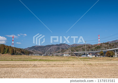 滋賀縣長濱市琵琶湖西阿西町的田園風光 滋賀縣長濱市琵琶湖西阿西町的田園風光 137853581