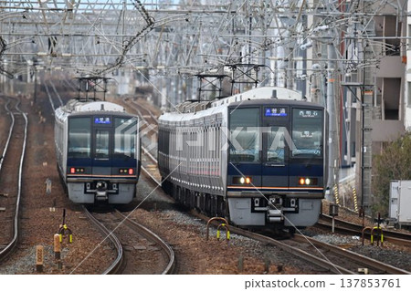 一列南行列車駛過東海道本線的櫻宿川站。 一列南行列車駛過東海道本線的櫻宿川站。 137853761