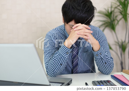 A tired businessman 137853790